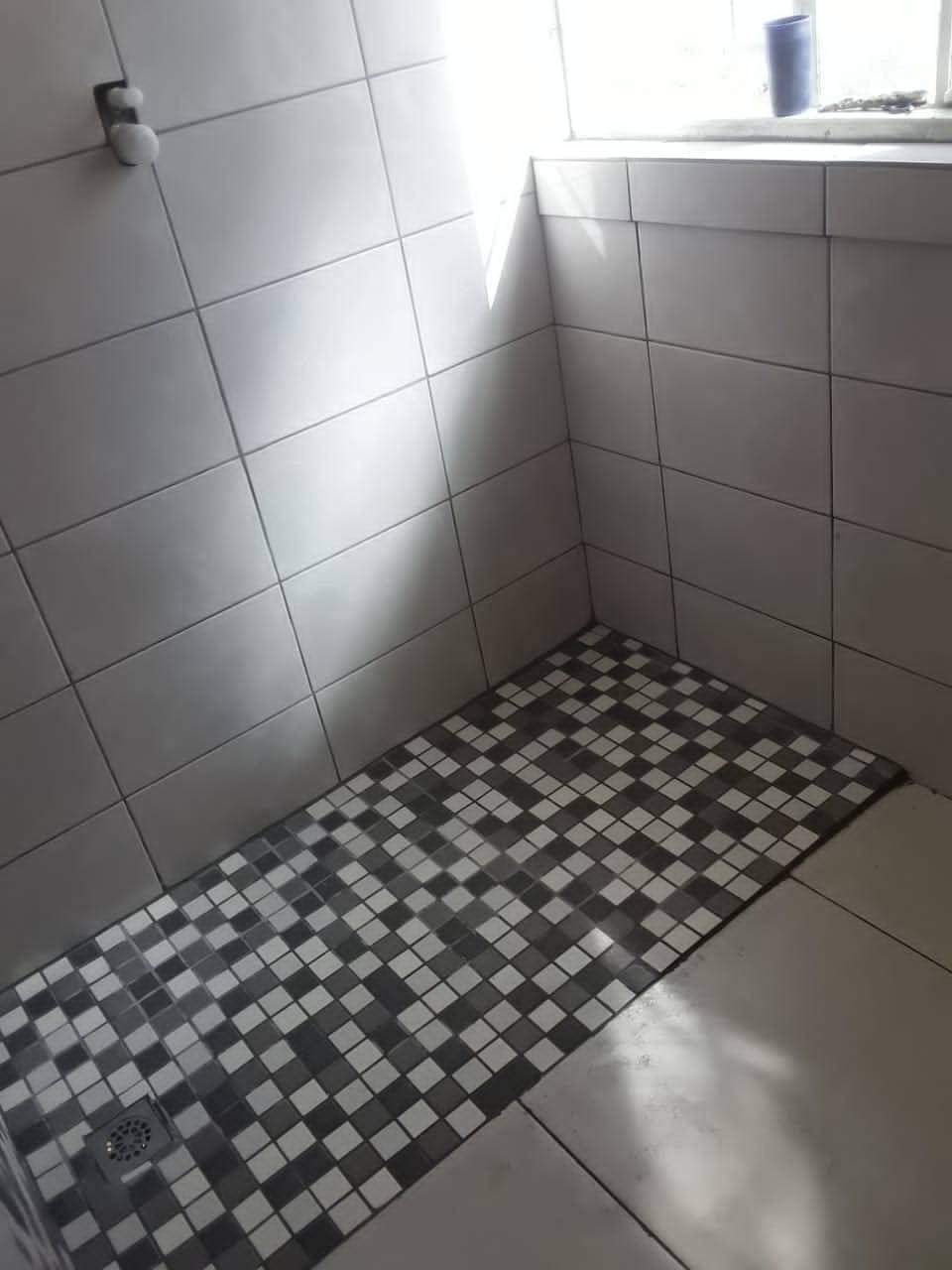 Bathroom shower with mosaic tiles